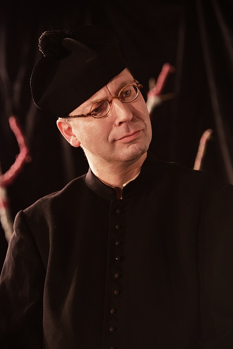 Bunbury (2017) - Hochwürden Kanonikus Chasuble